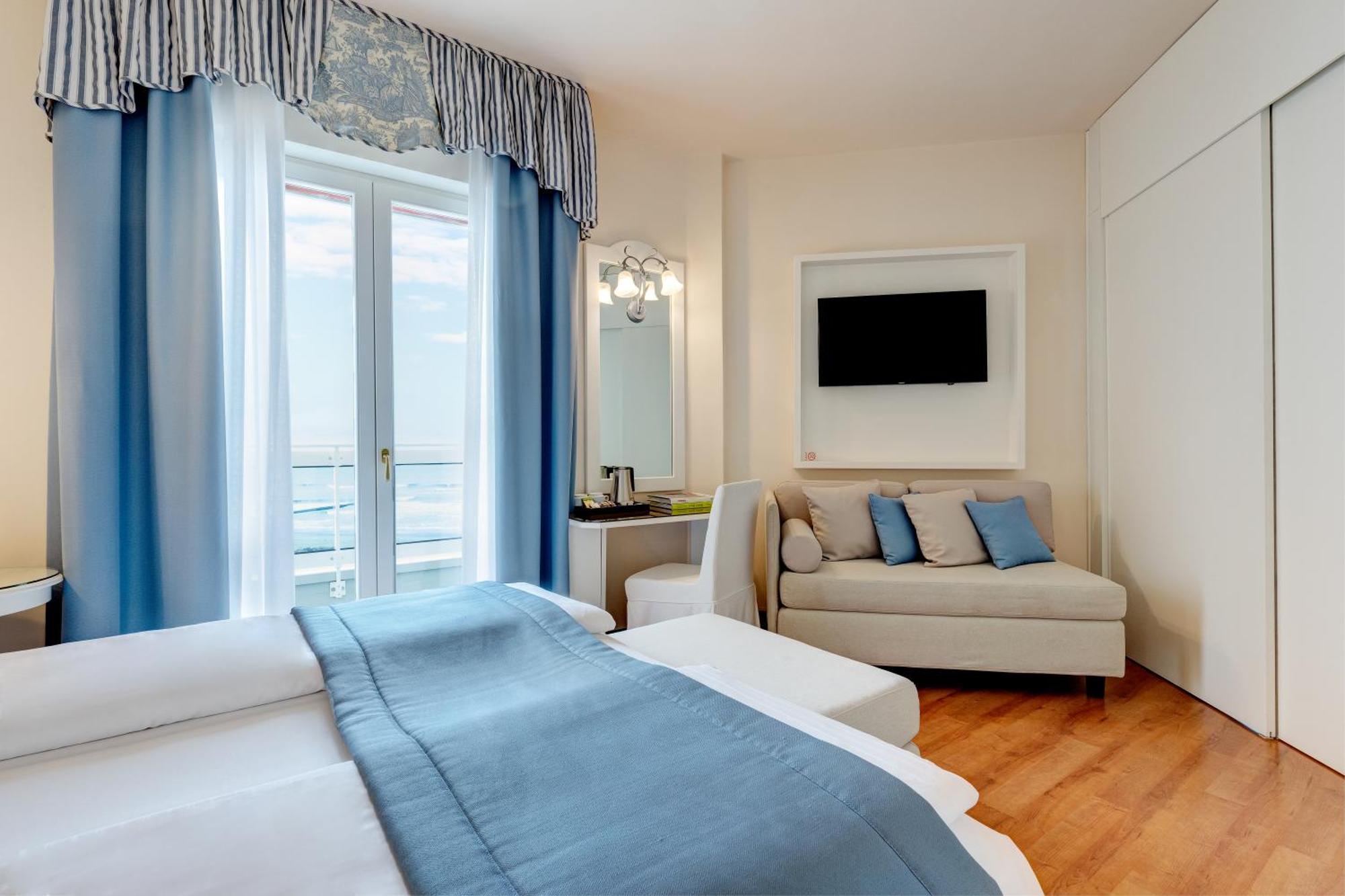 Hotel Cavalieri Palace & Suites Jesolo Extérieur photo