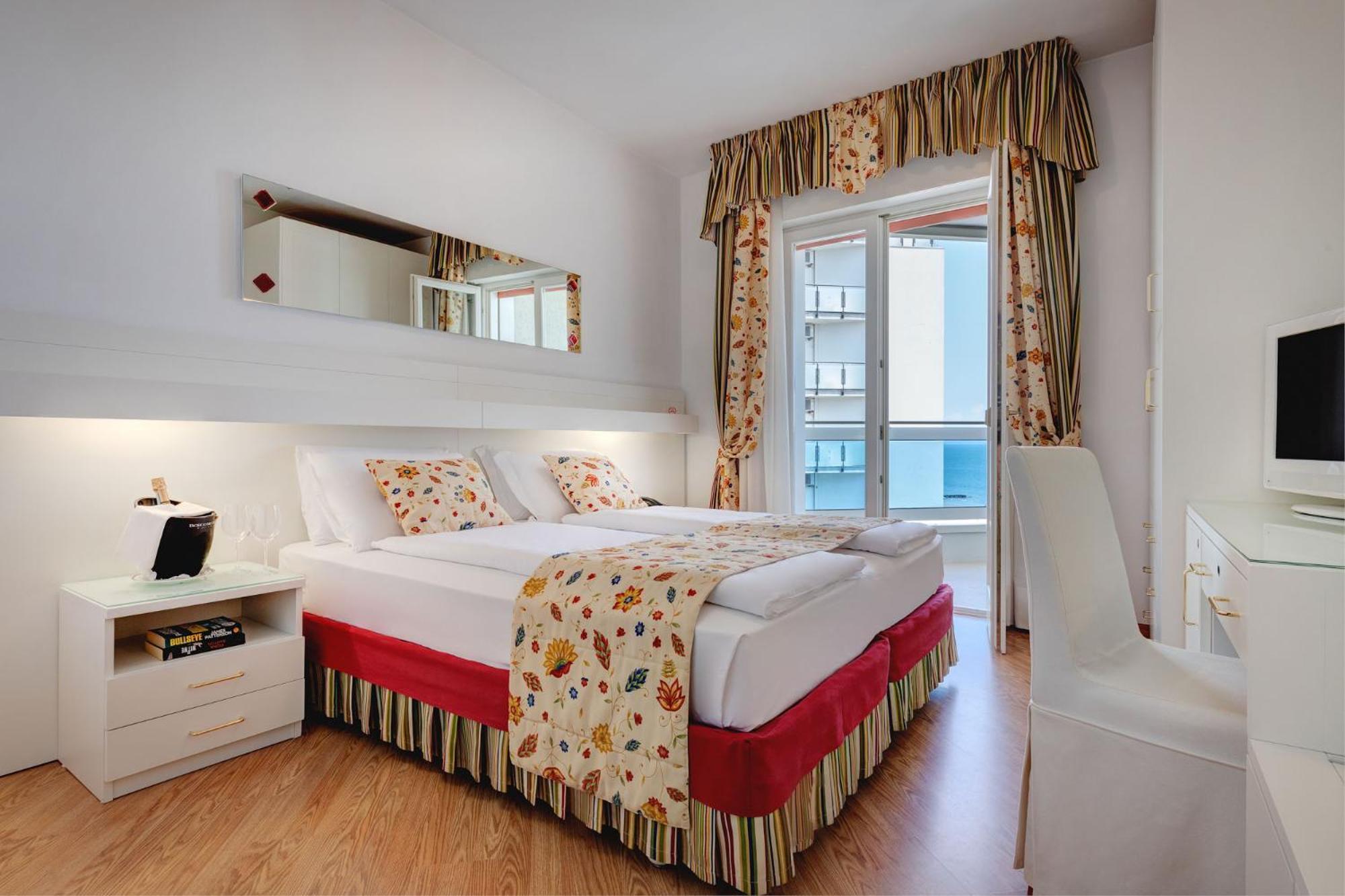 Hotel Cavalieri Palace & Suites Jesolo Extérieur photo