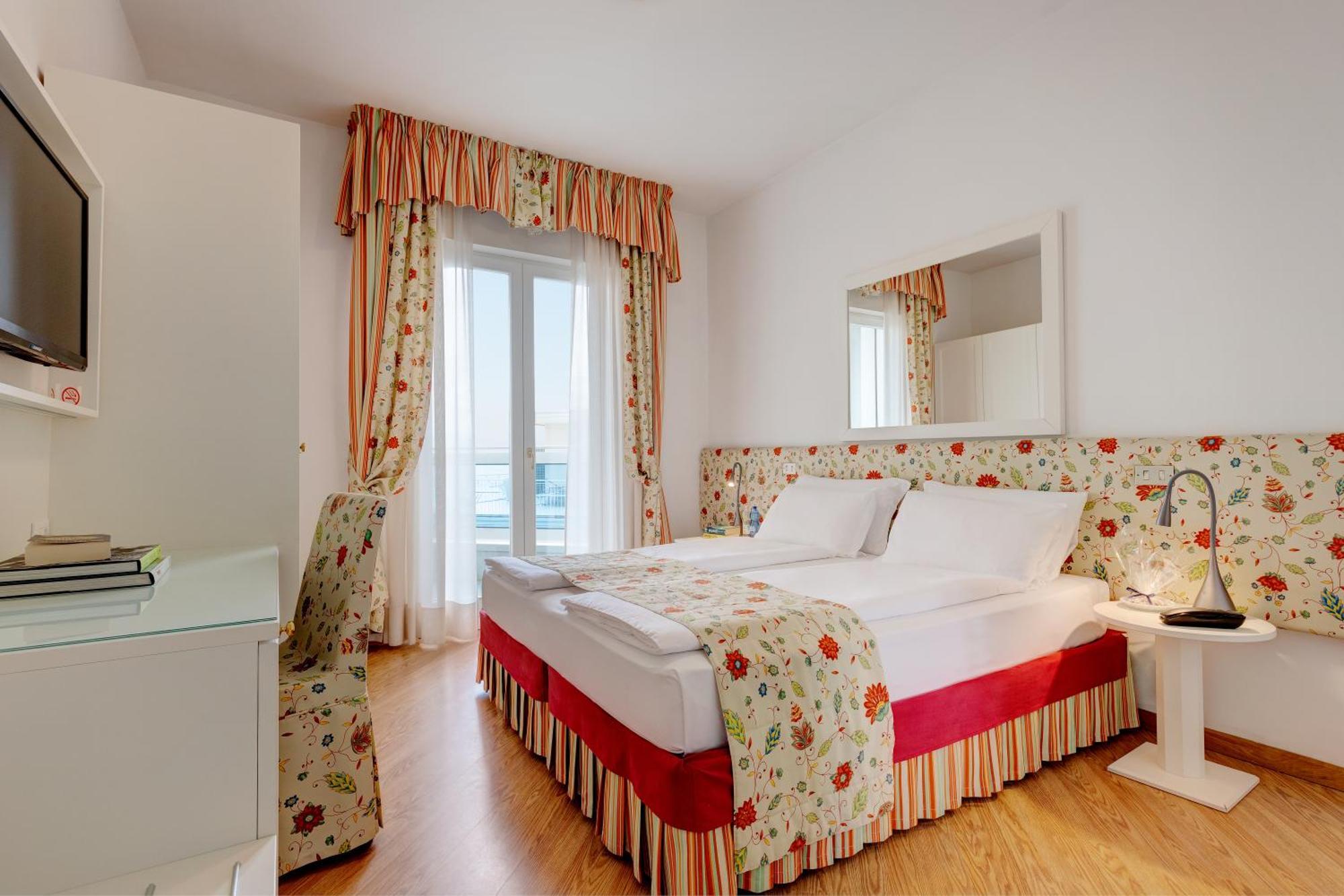 Hotel Cavalieri Palace & Suites Jesolo Extérieur photo