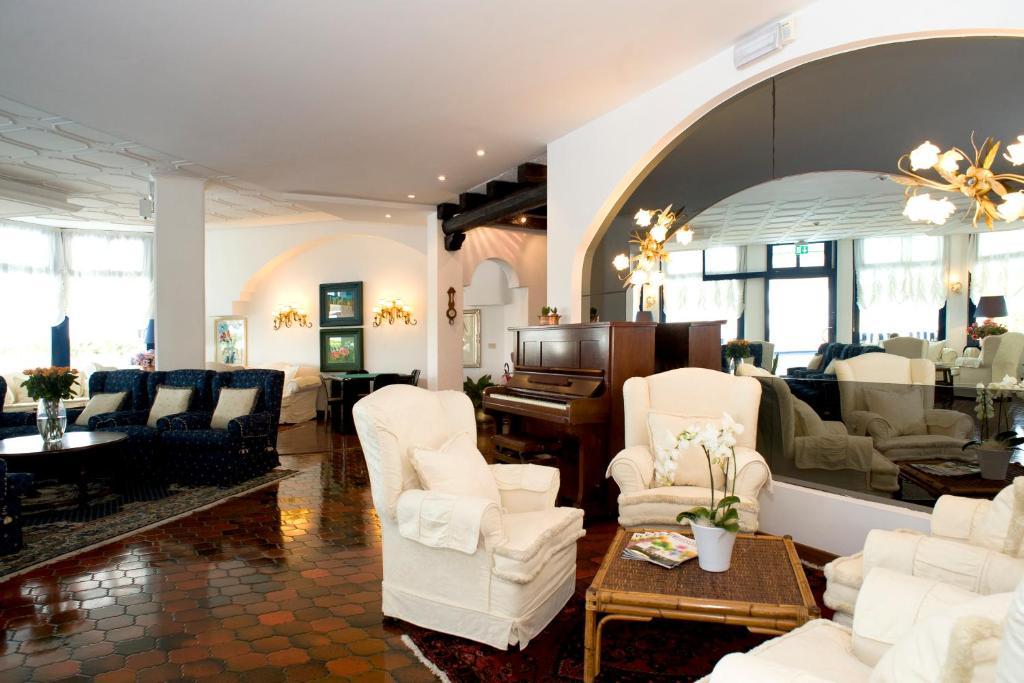 Hotel Cavalieri Palace & Suites Jesolo Extérieur photo