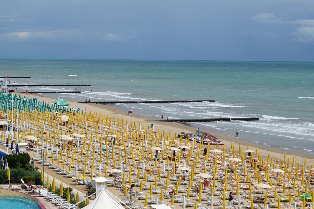 Hotel Cavalieri Palace & Suites Jesolo Extérieur photo