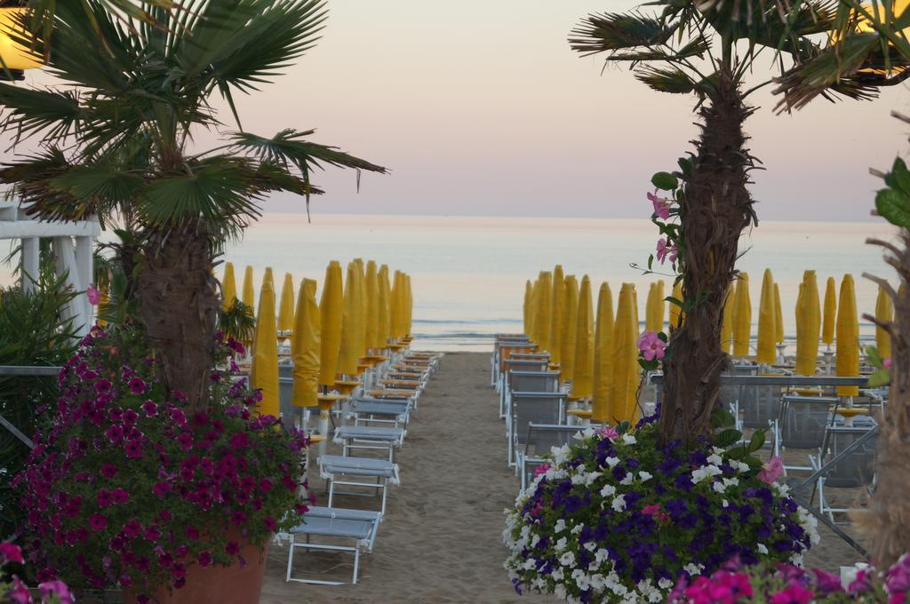 Hotel Cavalieri Palace & Suites Jesolo Extérieur photo